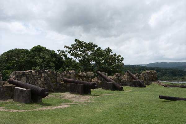 crociere nel canale di panama rovine del forte san lorenzo, colon, panama