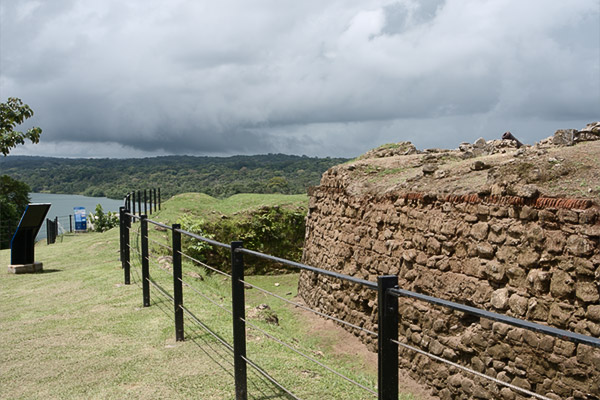 crociere nel canale di panama rovine del forte san lorenzo, colon, panama